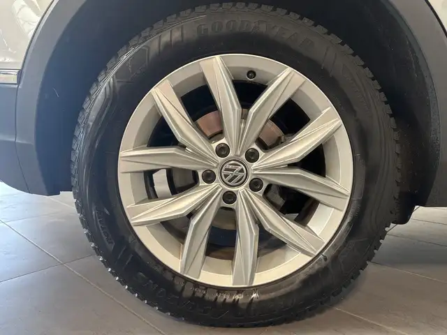 Volkswagen Tiguan view 3