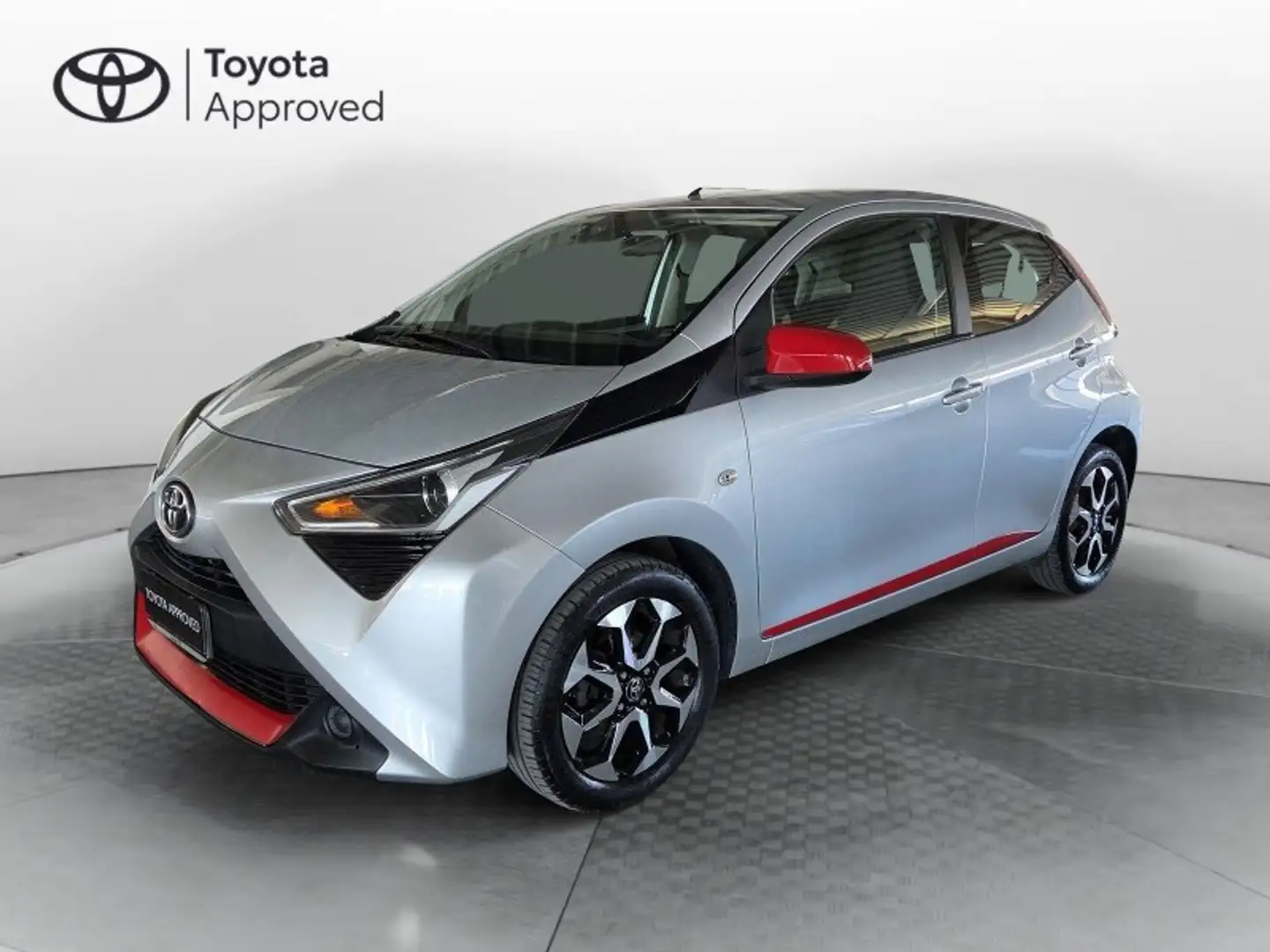 Toyota Aygo 1.0 VVT-i 72 CV 5p. x-play Argento - 1