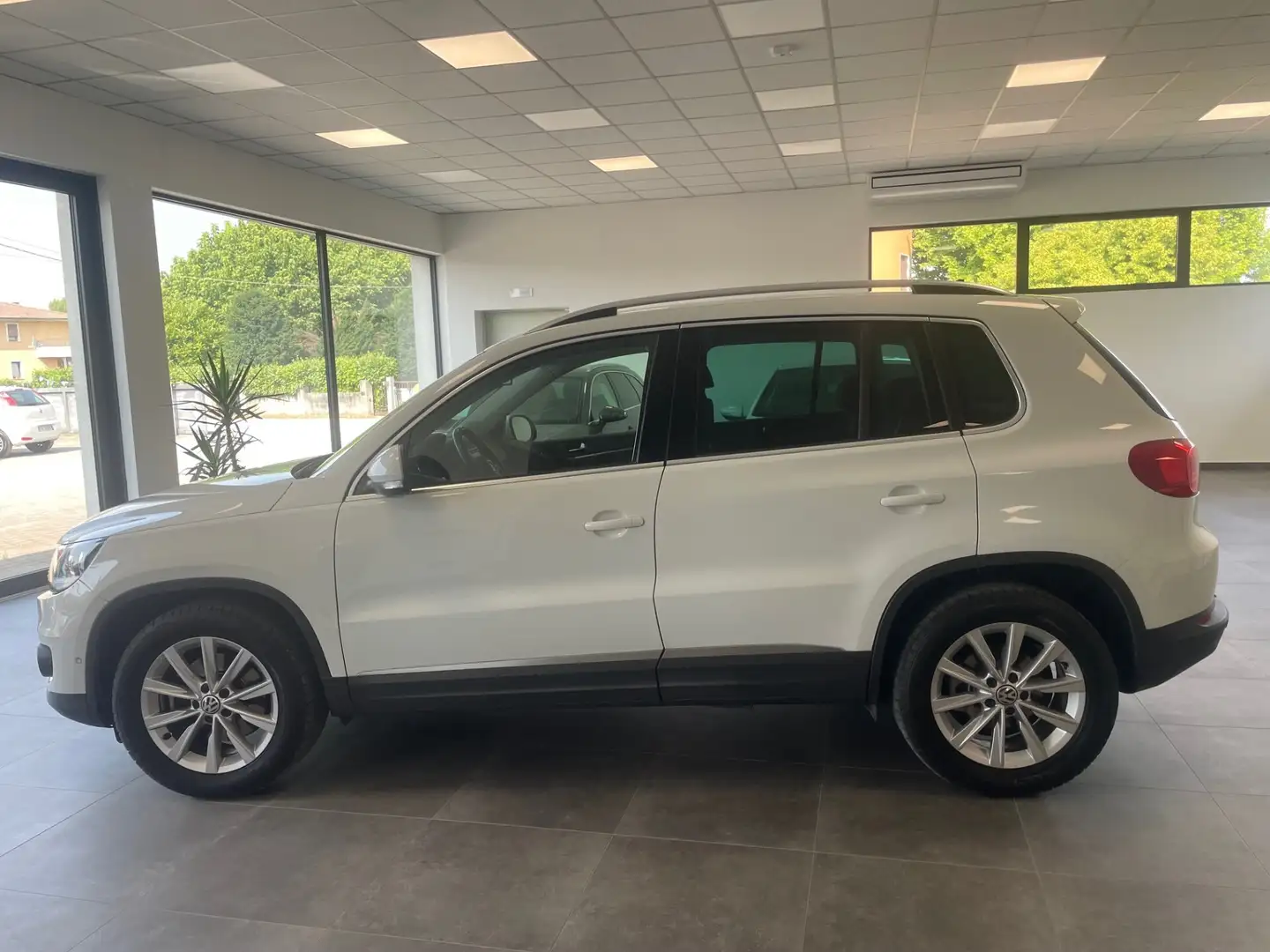 Volkswagen Tiguan 2.0 TDI 140 CV Sport BlueMot. Tech. Bianco - 2
