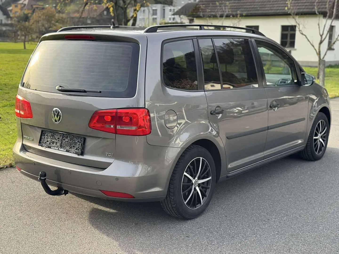Volkswagen Touran Trendline 1,6 DIESEL *AHK *PARKSENSOR Gris - 2