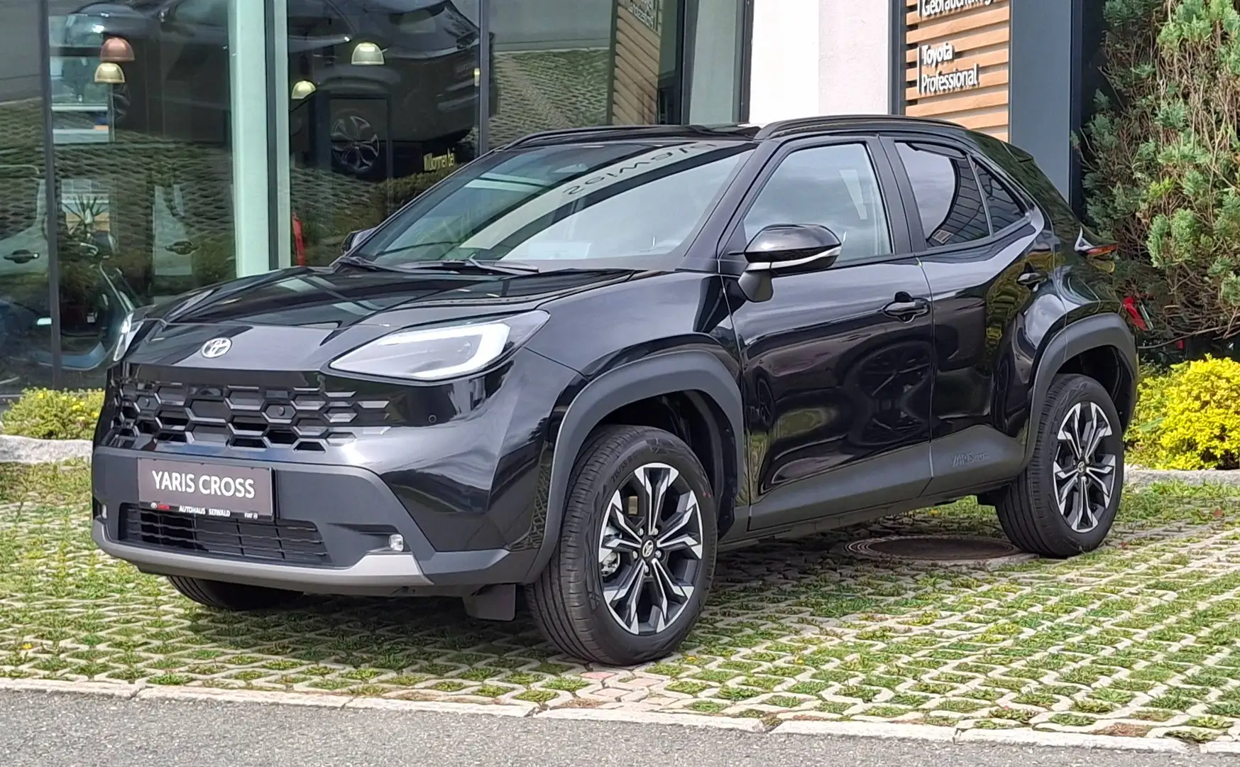 Toyota Yaris Cross 1,5 Hybrid Teamplayer + Technikpaket Schwarz - 1
