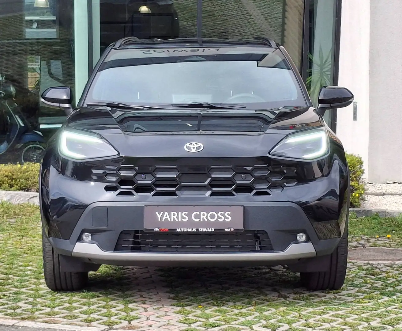 Toyota Yaris Cross 1,5 Hybrid Teamplayer + Technikpaket Schwarz - 2