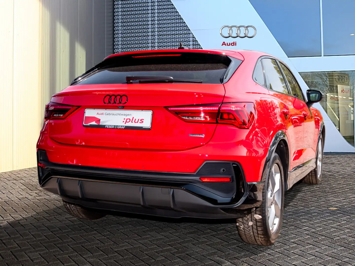 Audi Q3 Sportback 45 TFSI 2x S line /Matrix/Pano/AHK Rot - 2