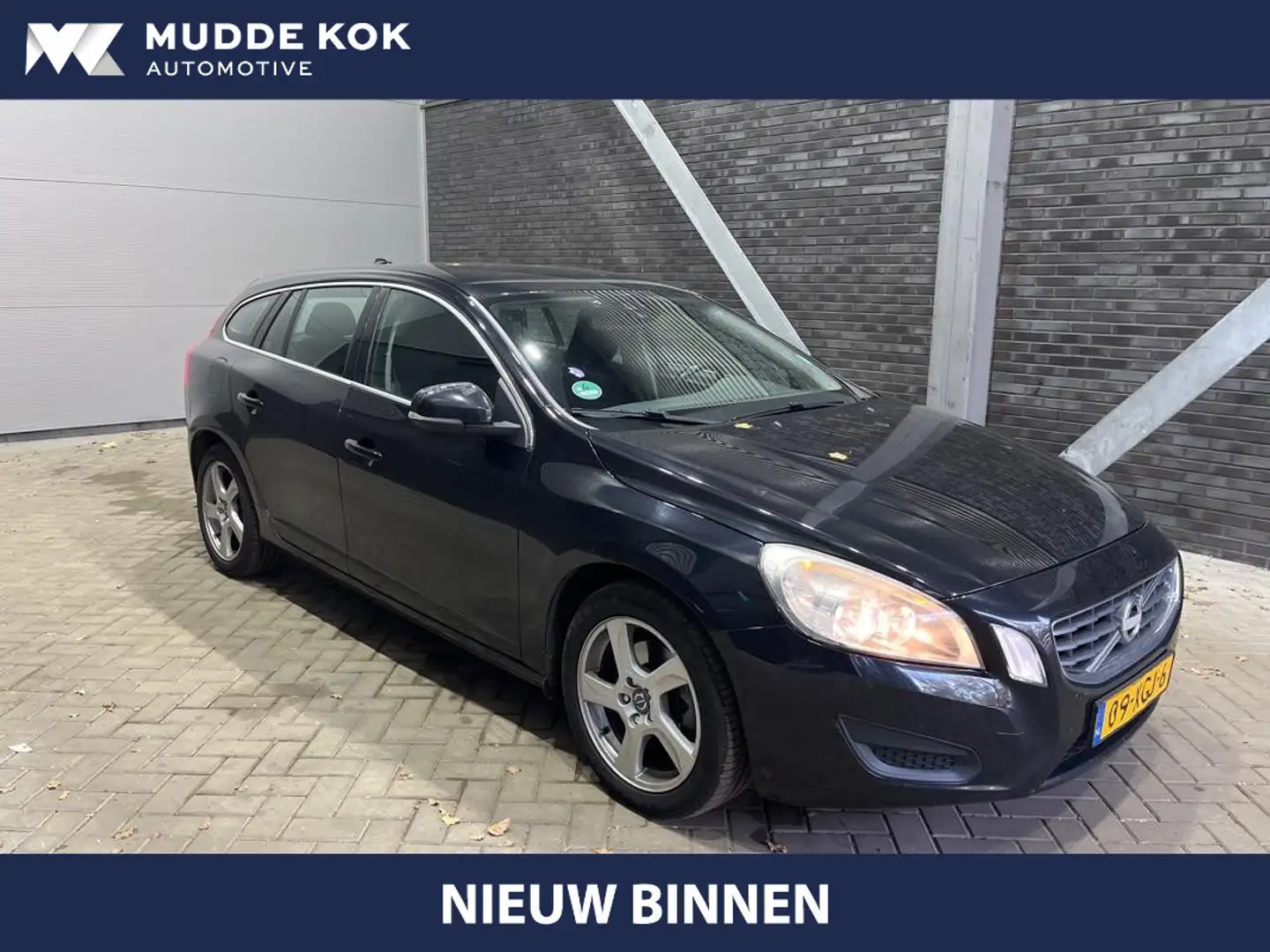 Volvo V60 T3 Momentum | Trekhaak | PDC Achter | Navigatie | Schwarz - 1