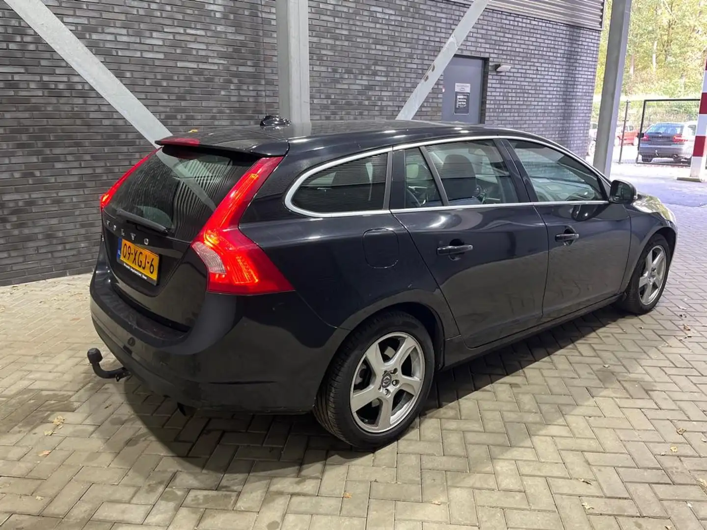 Volvo V60 T3 Momentum | Trekhaak | PDC Achter | Navigatie | Schwarz - 2