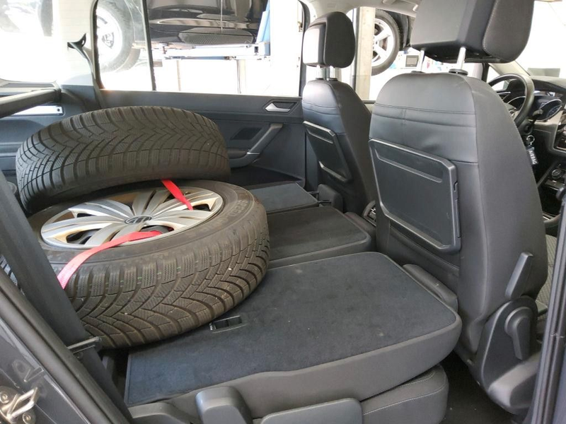 Volkswagen Touran Comfortline 2.0TDI Navi SHZ AHK Alu16 — photo 6