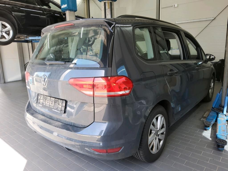 Volkswagen Touran Comfortline 2.0TDI Navi SHZ AHK Alu16 — photo 4