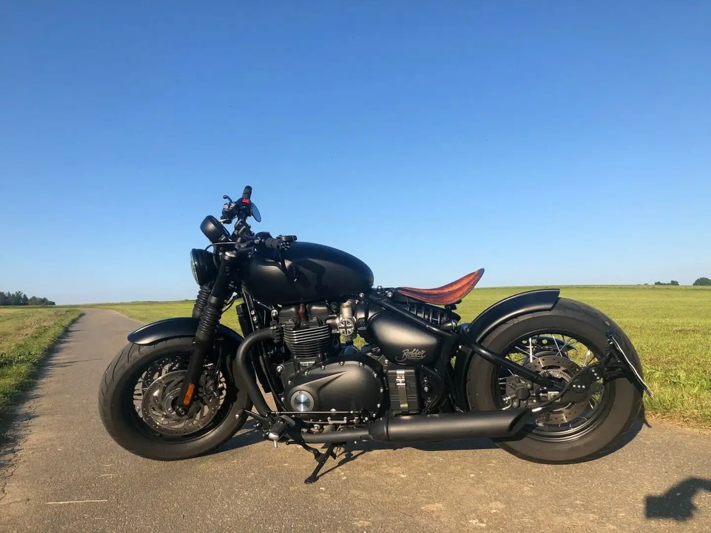 Triumph Bonneville Bobber Negro - 1