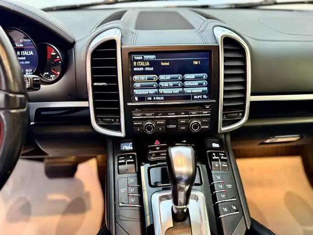 Porsche Cayenne view 13