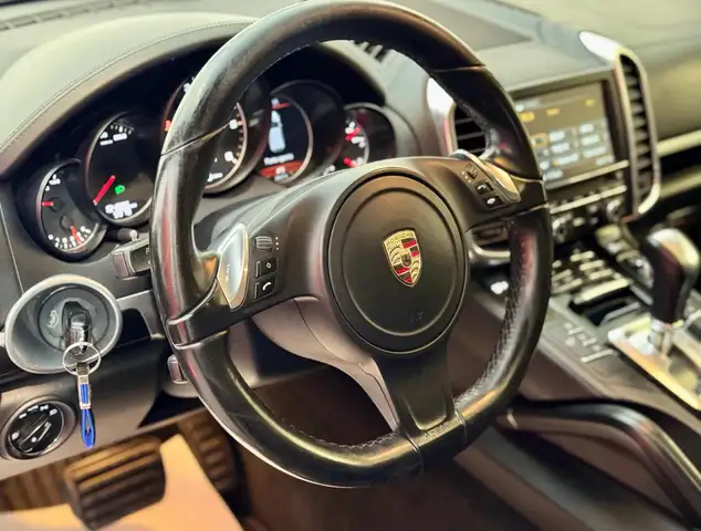 Porsche Cayenne view 10