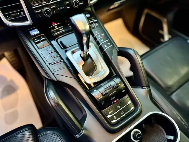 Porsche Cayenne view 14