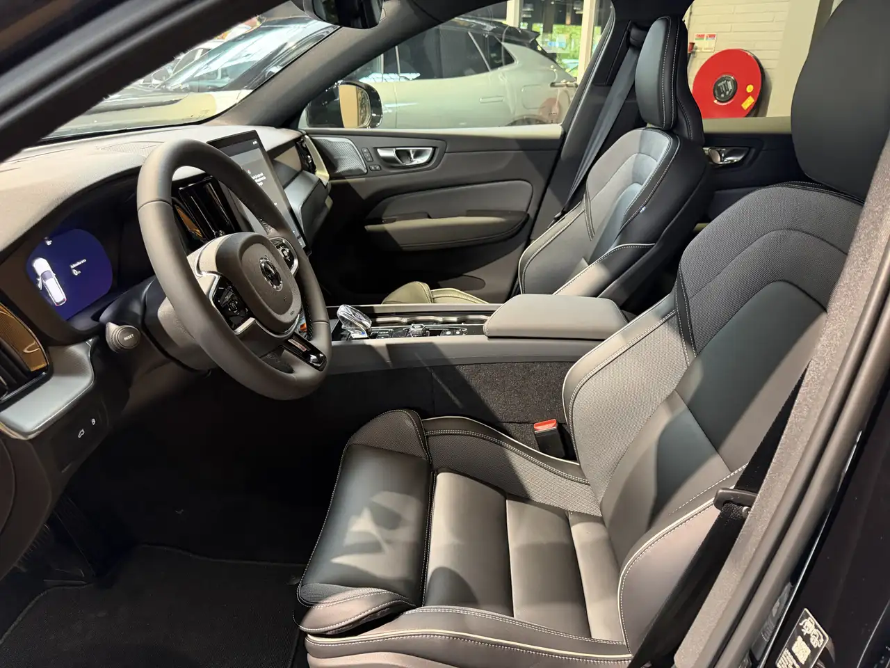 Volvo XC60 2.0 T8 Plug-in hybrid AWD Plus Black Edition stoel, миниатюра 11