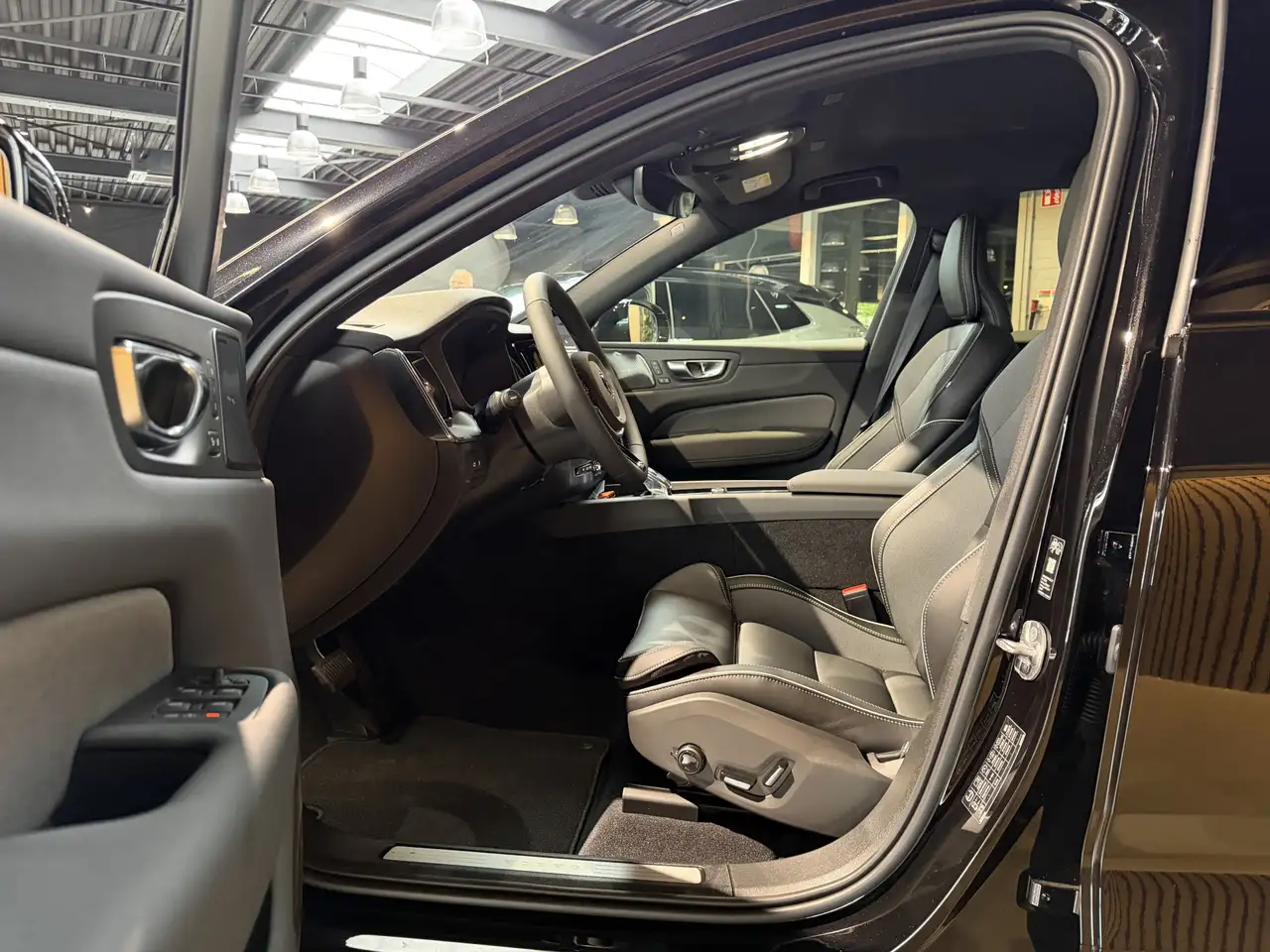Volvo XC60 2.0 T8 Plug-in hybrid AWD Plus Black Edition stoel, миниатюра 8