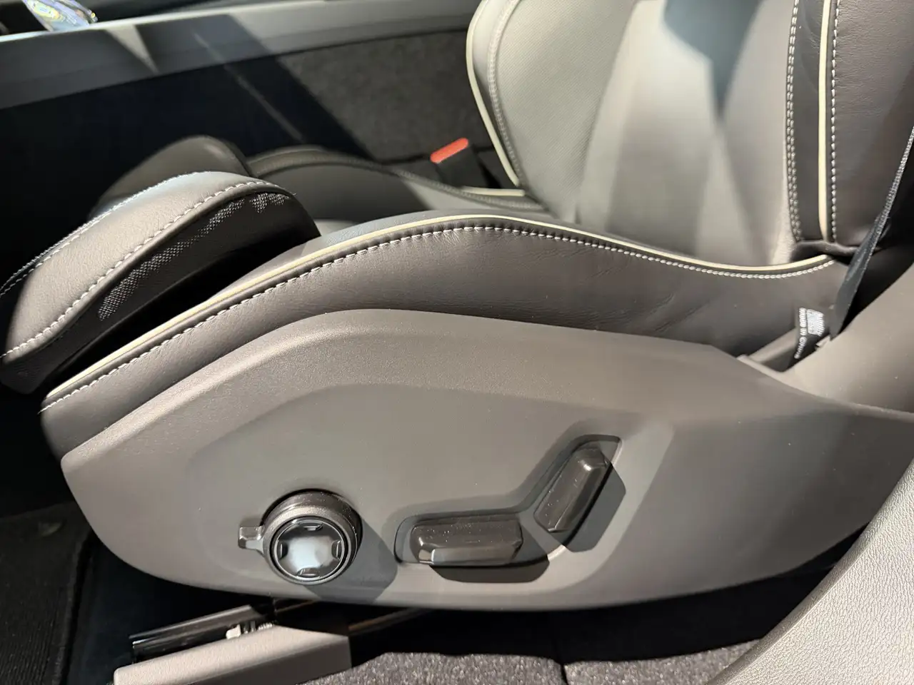 Volvo XC60 2.0 T8 Plug-in hybrid AWD Plus Black Edition stoel, миниатюра 10