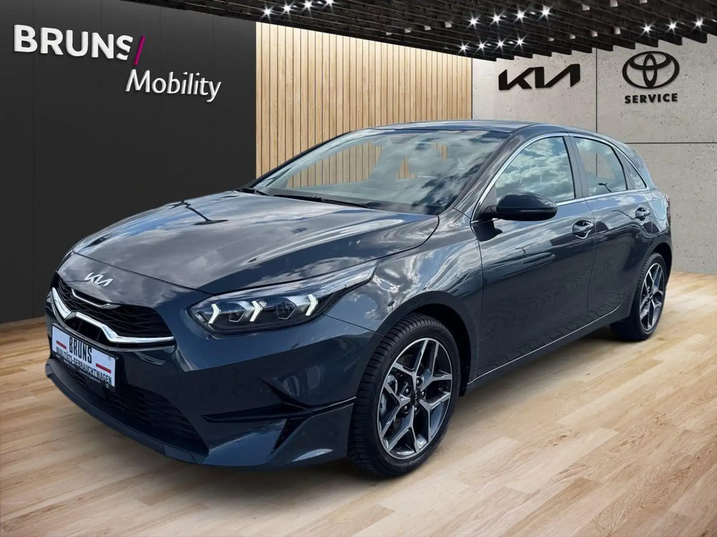 Kia Ceed / cee'd 1.5T 140 DCT Spirit STD Grau - 2