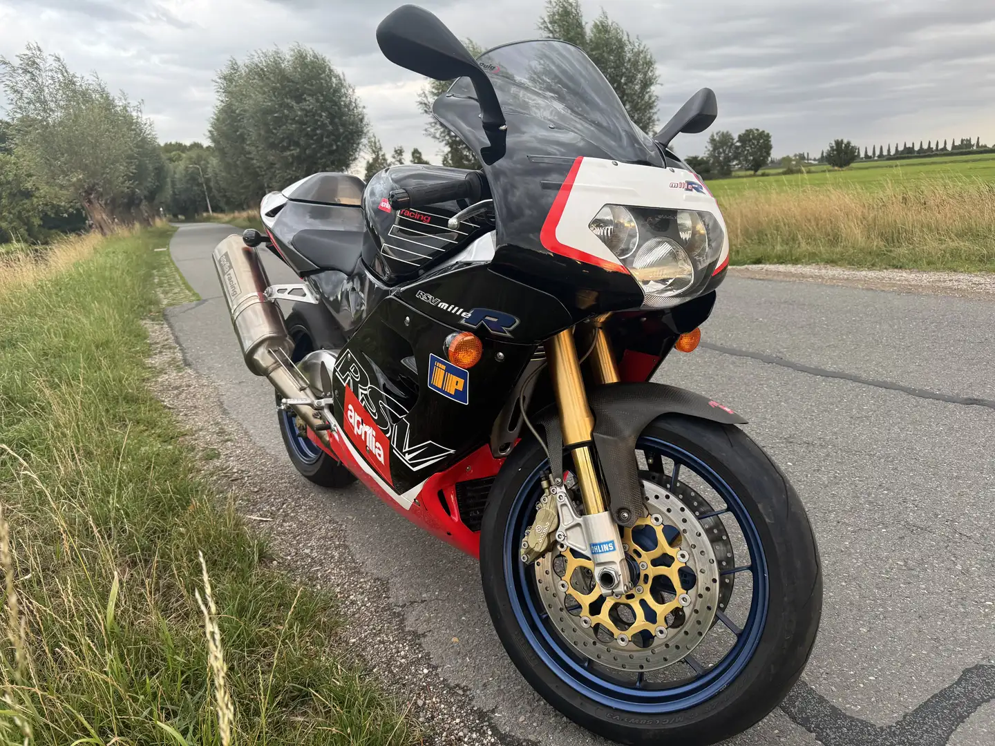 Aprilia RSV 1000 R - 1