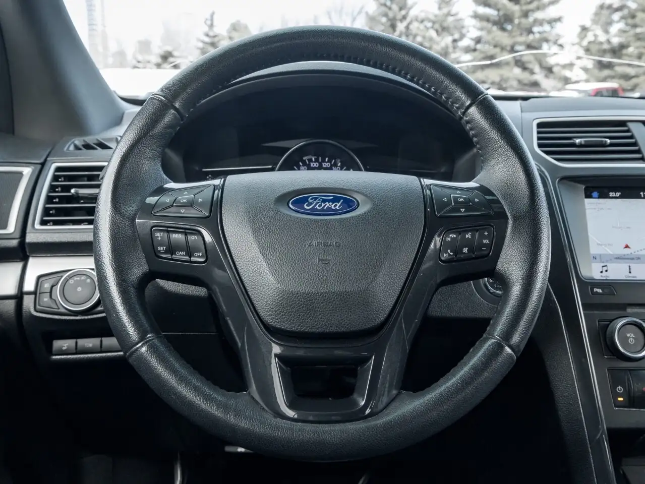 Ford Explorer снимка Ford Explorer