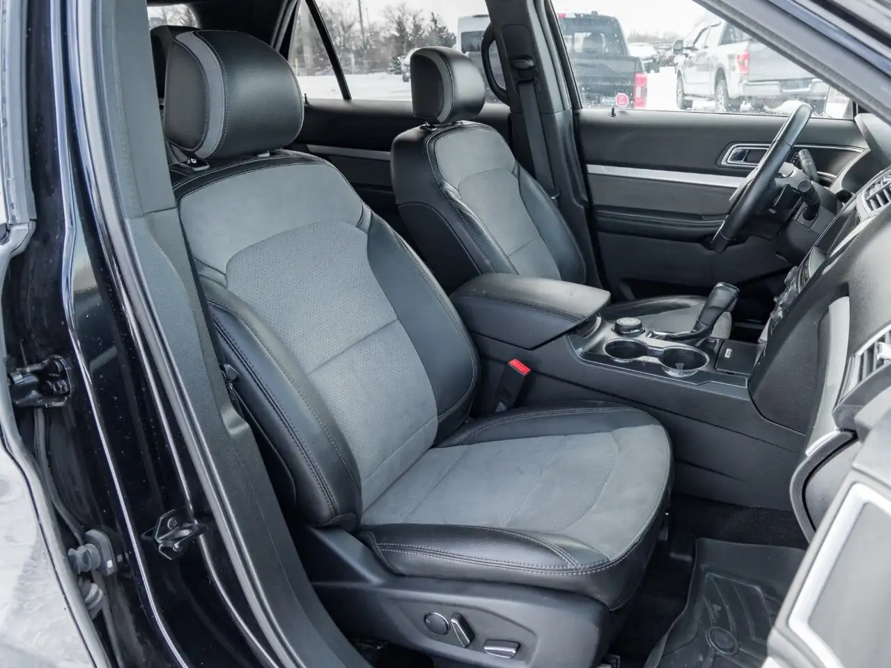 Ford Explorer снимка Ford Explorer