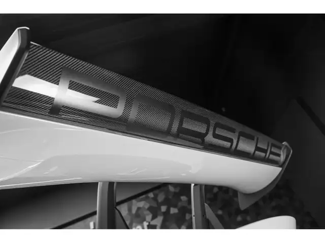 Porsche 992 view 14