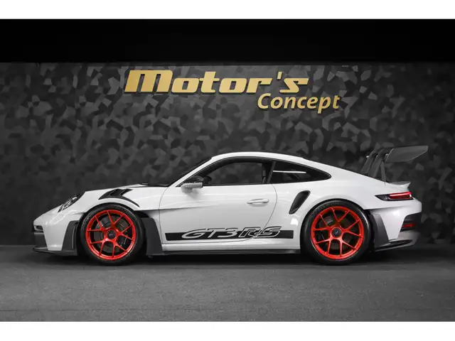 Porsche 992 view 3