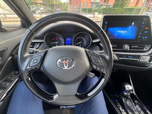 Toyota C-HR view 12