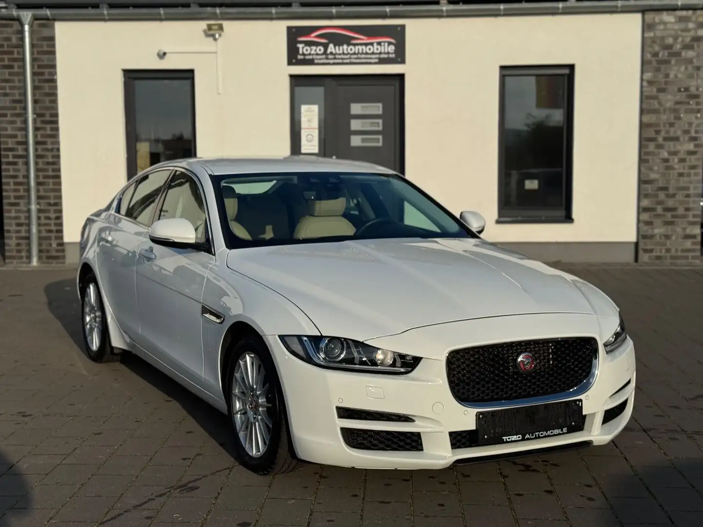 Jaguar XE Pure Performance*XENON*NAVI*LEDER*KAMERA*TOP* Blanc - 1
