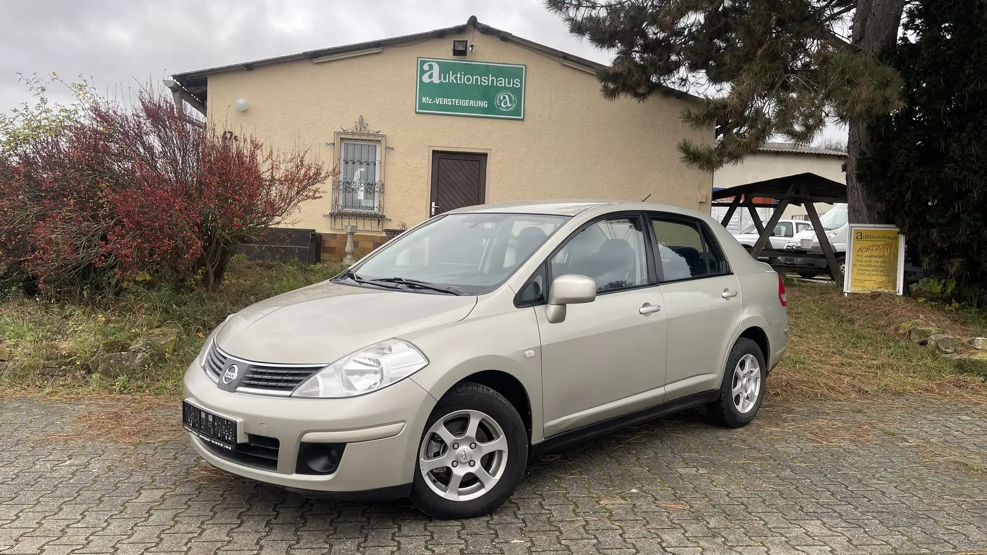 Nissan Tiida Tiida Stufenheck 1.6 - TÜV 05/27, Sitzheizung - Бежевий - 1