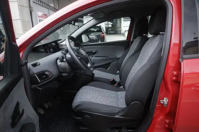 Lancia Ypsilon view 17