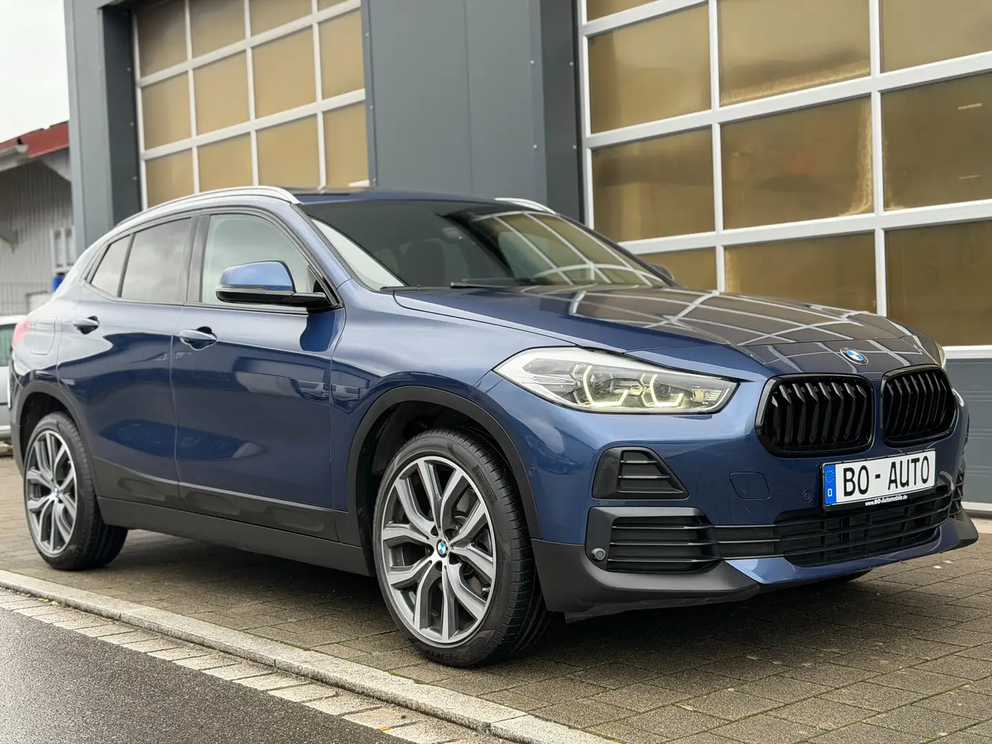 BMW X2 xDrive 20 d PANO ACC Keyless LED Navi+ HuD 19 DAB Blau - 1