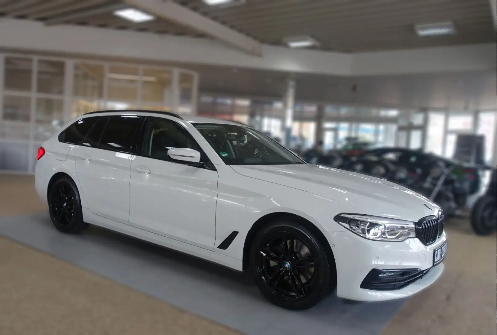 BMW 520 i Sport Line; NAV/ LED/ HUD/ HiFi/ KAM/ AHK Weiß - 2