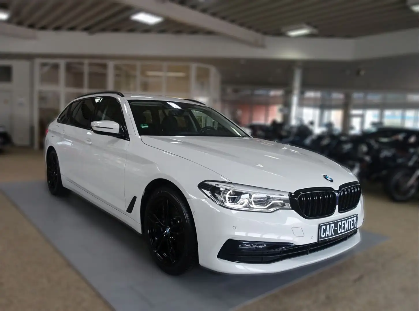 BMW 520 i Sport Line; NAV/ LED/ HUD/ HiFi/ KAM/ AHK Weiß - 1