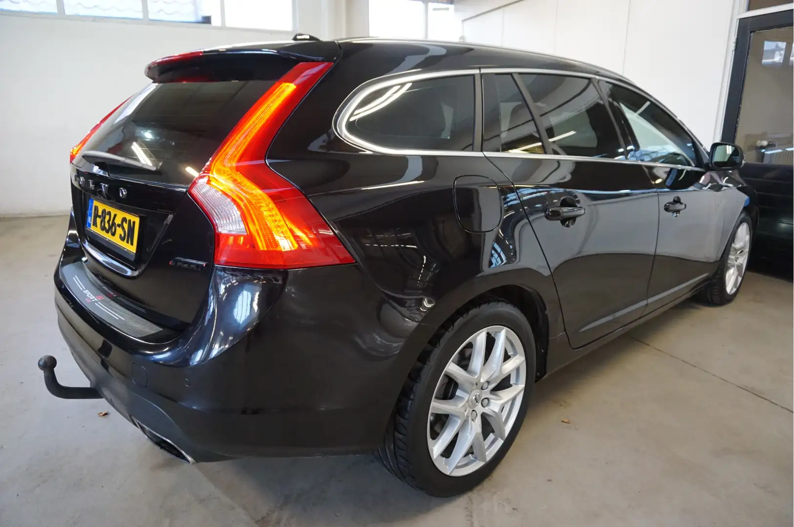 Volvo V60 2.0 T5 Ocean Race 245Pk Schuifdak Trekhaak Leer Zwart - 2