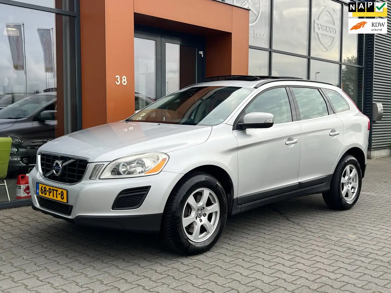 Volvo XC60 2.0T Momentum automaat|Panodak|PDC|navi|Cruise — photo 1 of 29