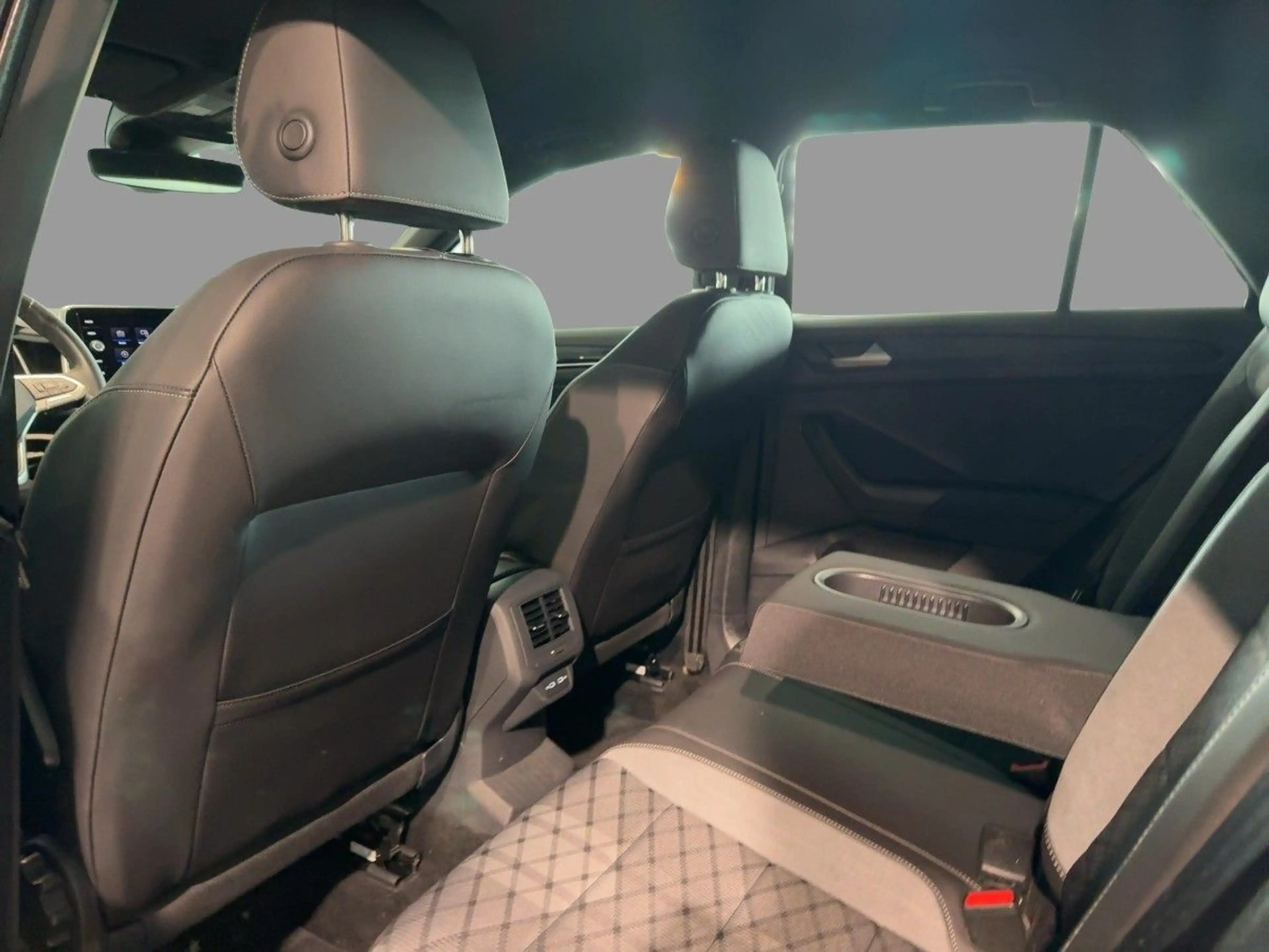 Volkswagen T-Roc 2.0TDI R-Line App-Connect LED PDC I-Cockpi — photo 8