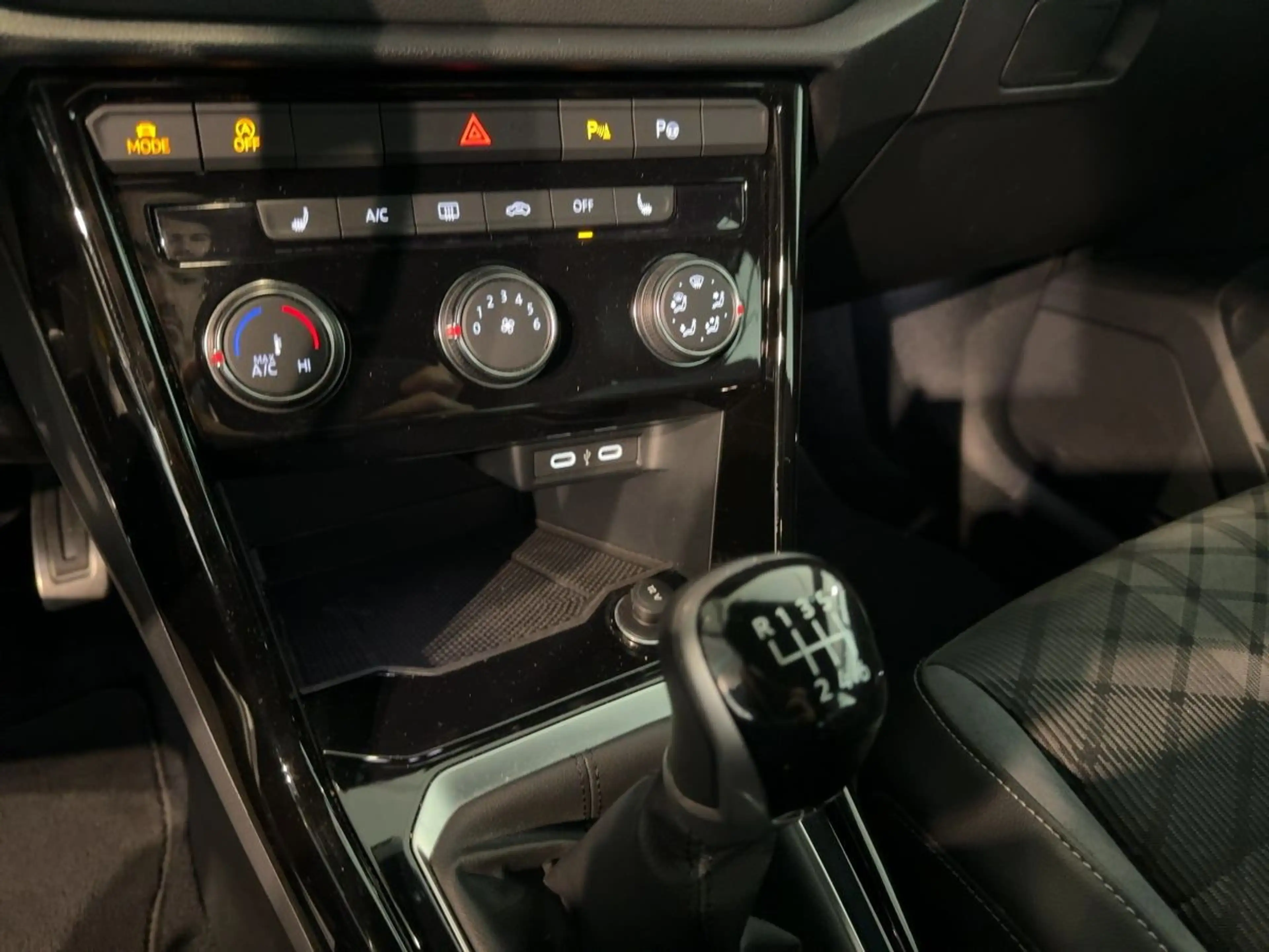 Volkswagen T-Roc 2.0TDI R-Line App-Connect LED PDC I-Cockpi — photo 15