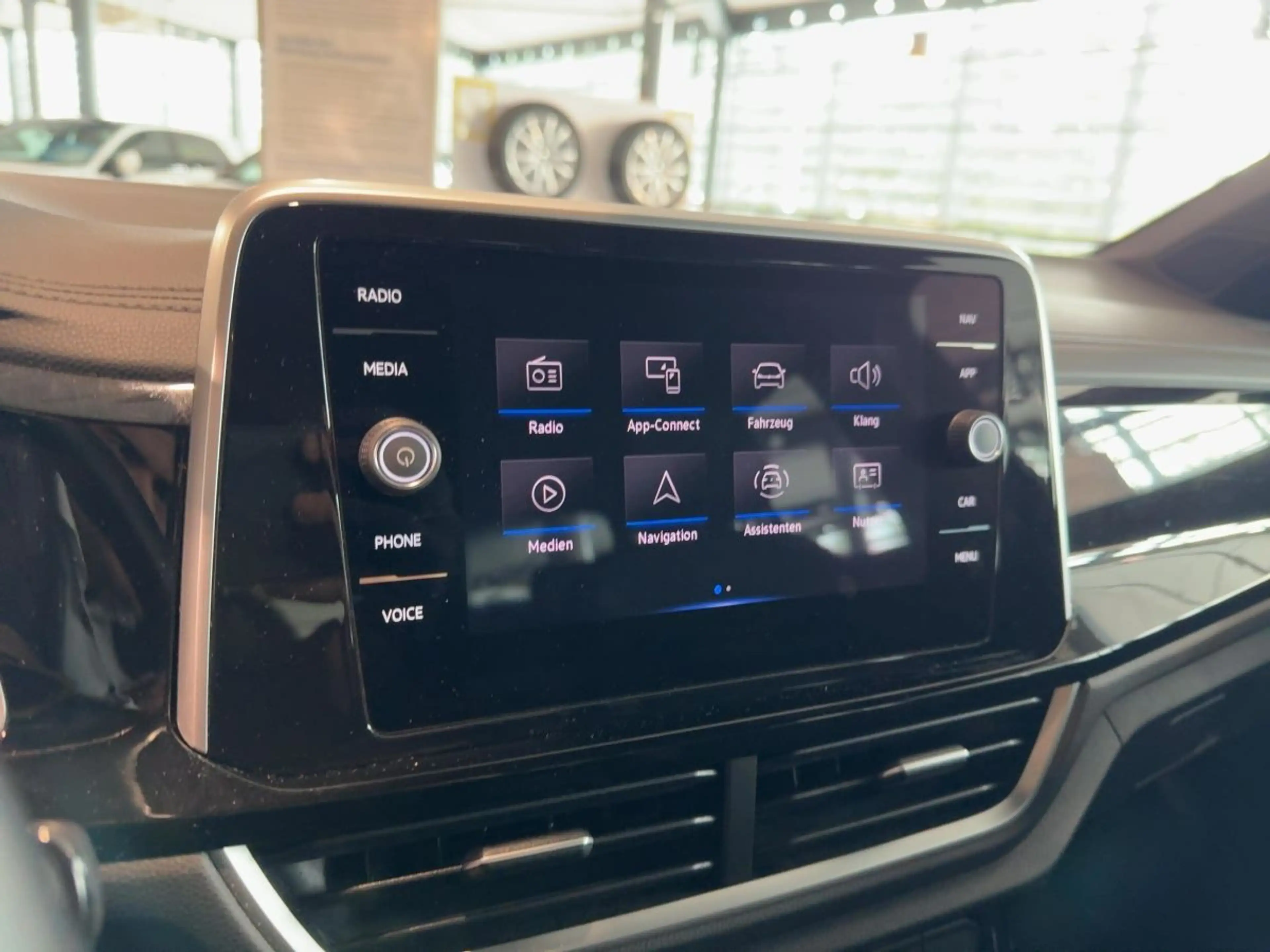 Volkswagen T-Roc 2.0TDI R-Line App-Connect LED PDC I-Cockpi — photo 11