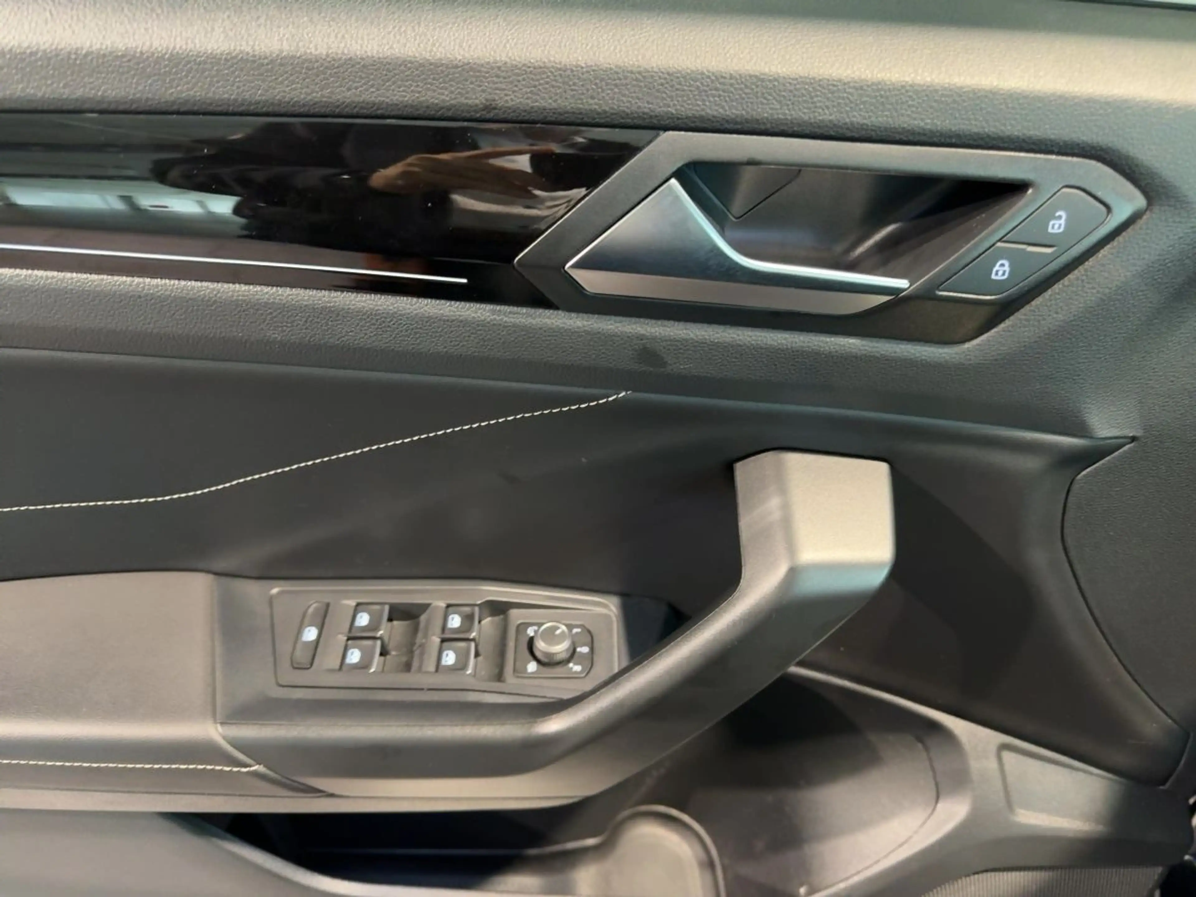 Volkswagen T-Roc 2.0TDI R-Line App-Connect LED PDC I-Cockpi — photo 14