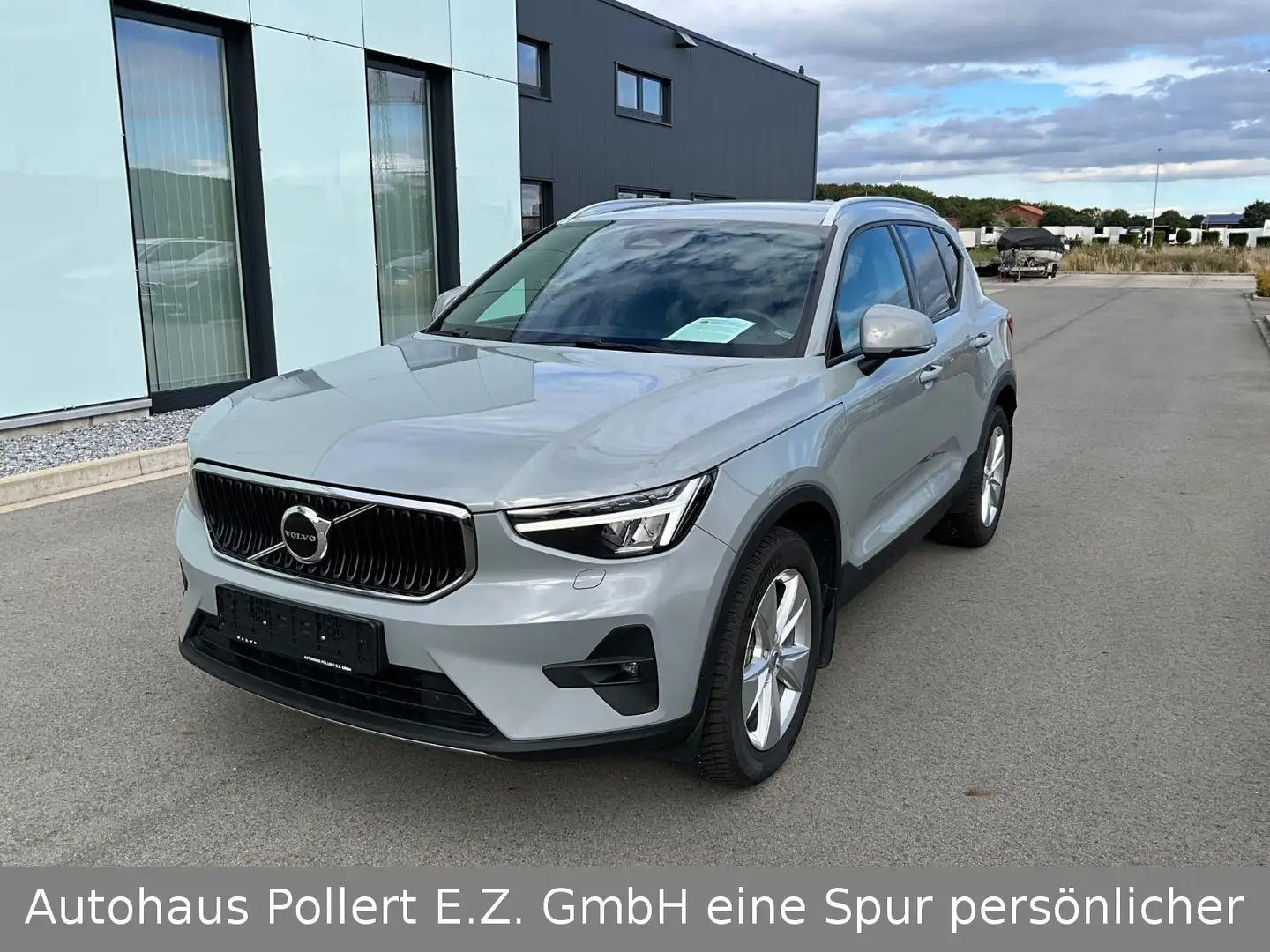 Volvo XC40 B4 Core 2WD Grau - 2
