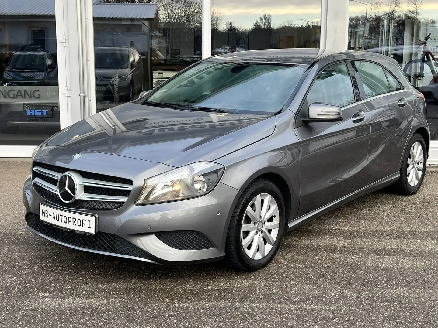 Mercedes-Benz A 180 Urban Navi Kamera Alu Leder SHZ Allwetter Gris - 1