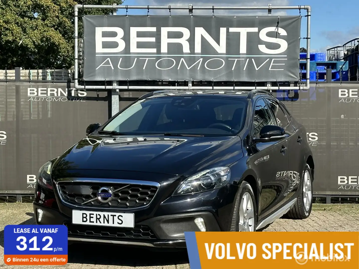 Volvo V40 Cross Country 2.5 T5 AWD Summum 5 Cilinder|Adaptive Cruise contr Zwart - 1