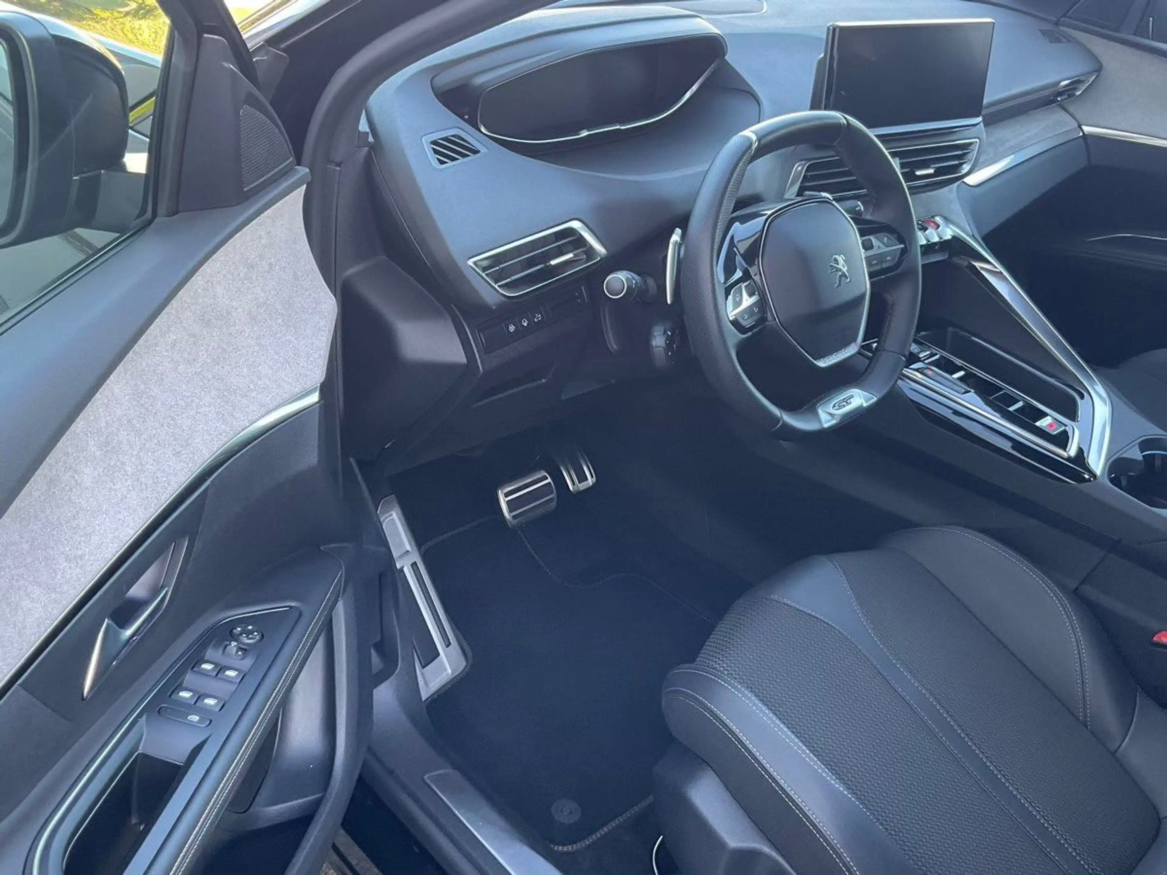 Peugeot 5008 GT Line 1.2 Hybrid GT — photo 12
