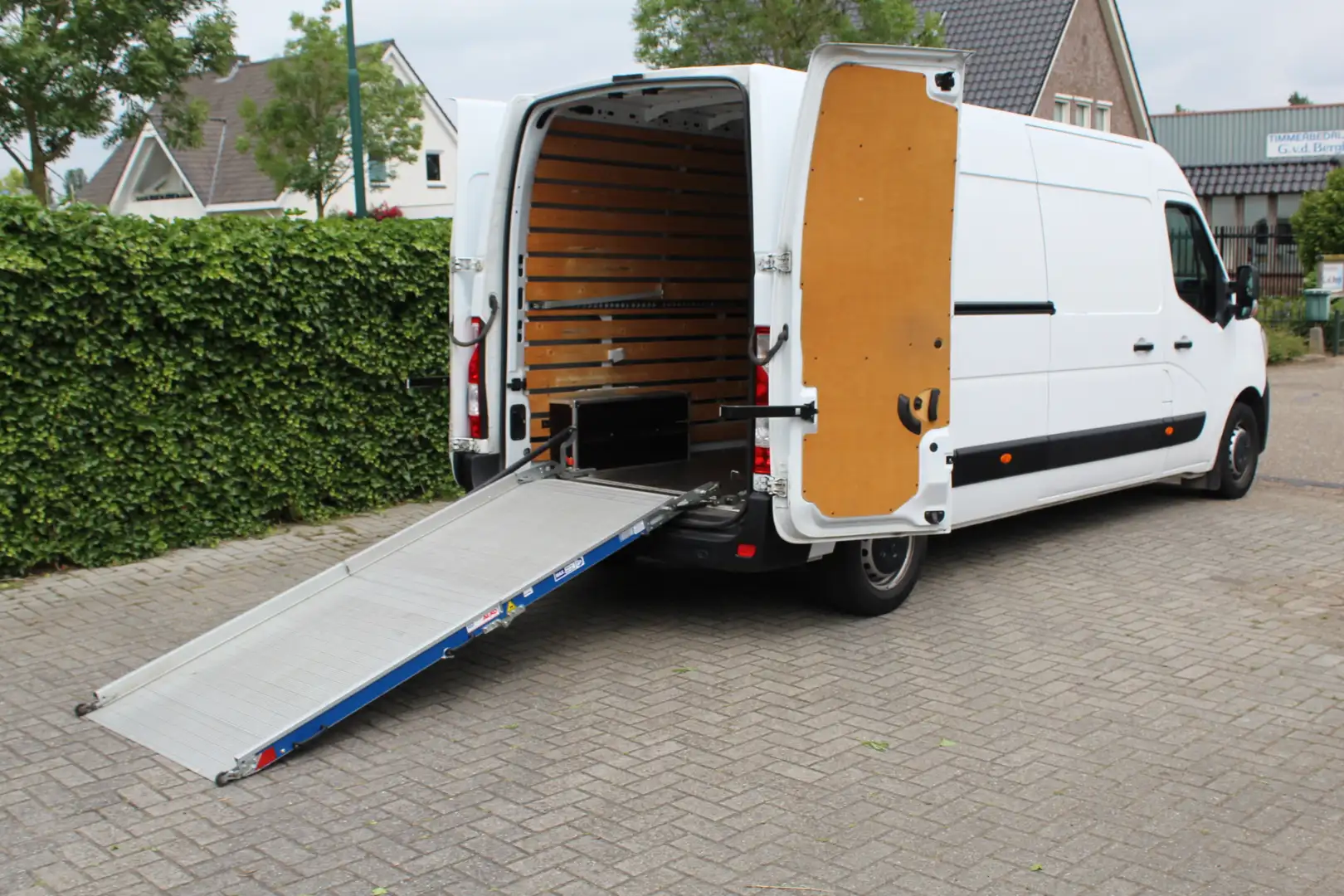 Renault Master T35 2.3 dCi 150PK E6 Automaat L3H2 Red Edition ✓op Wit - 2
