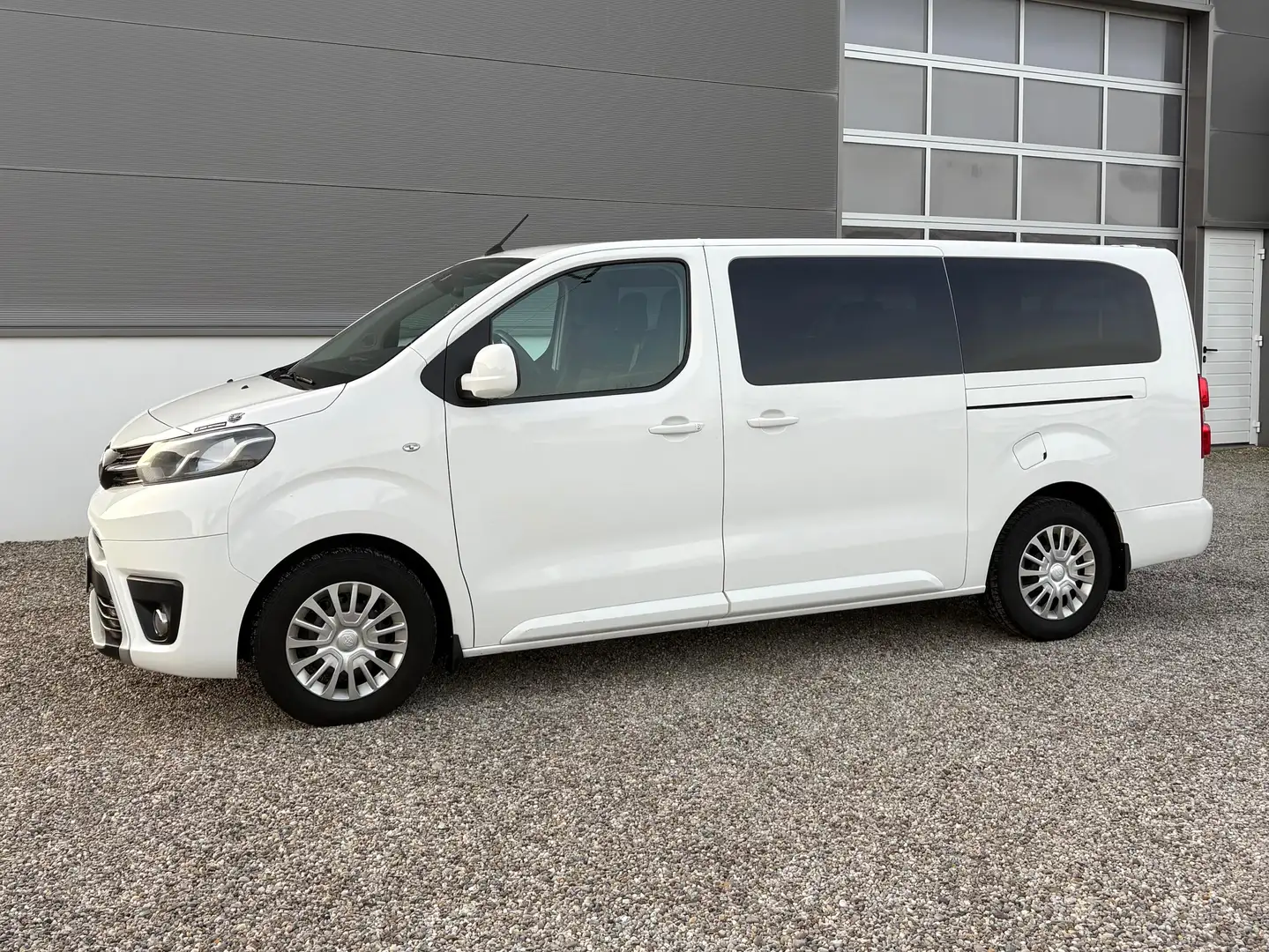 Toyota Proace Proace Verso 2,0 D-4D 145 Lang Shuttle Shuttle Weiß - 1