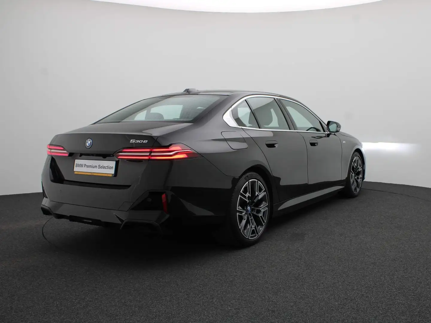 BMW 530 5 Serie Sedan 530e M Sportpakket | Innovation Pack Zwart - 2