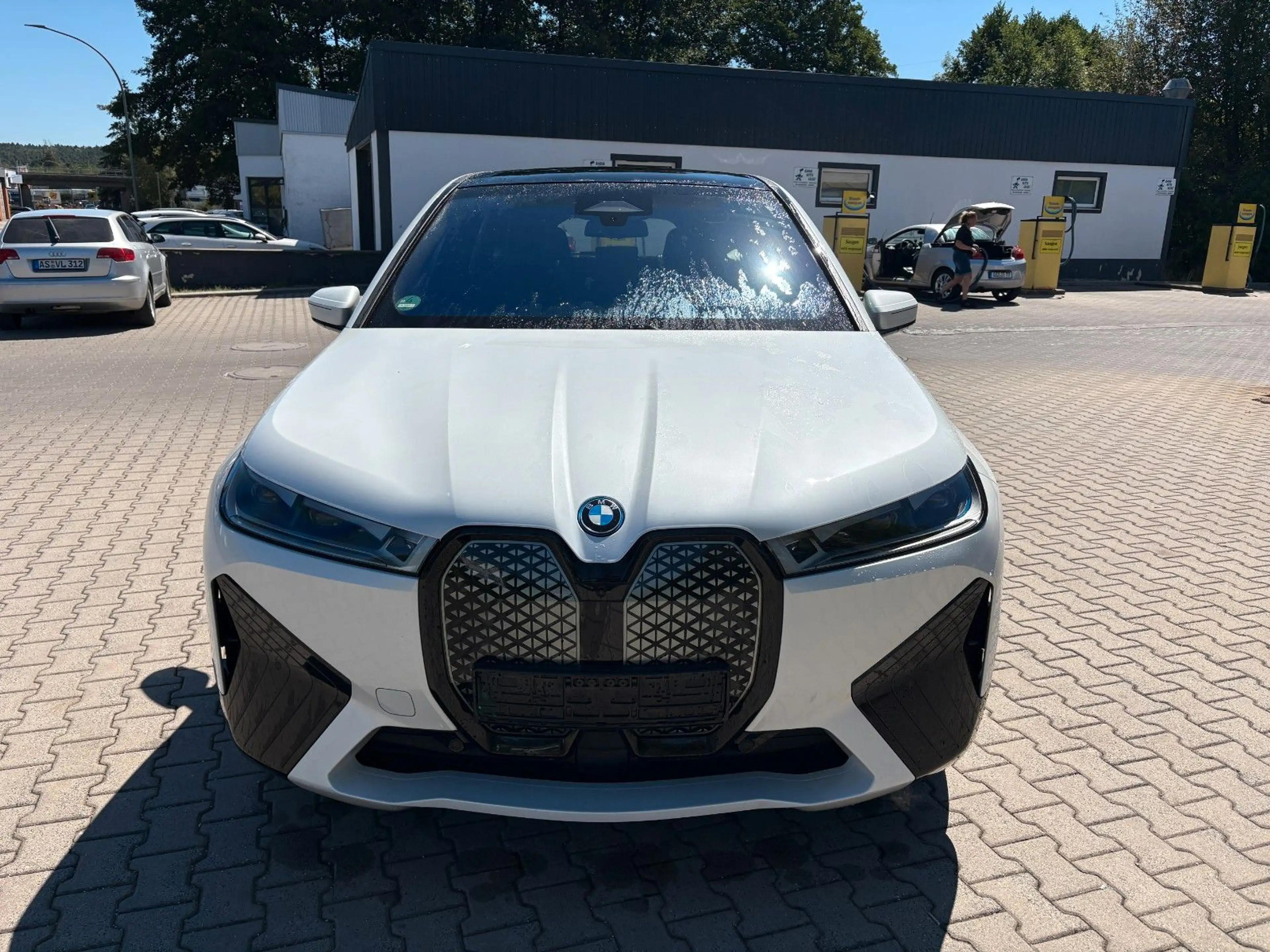 BMW iX 50M-Sport Laser Navi WKP Pano AHK 22kw Sound — photo 2