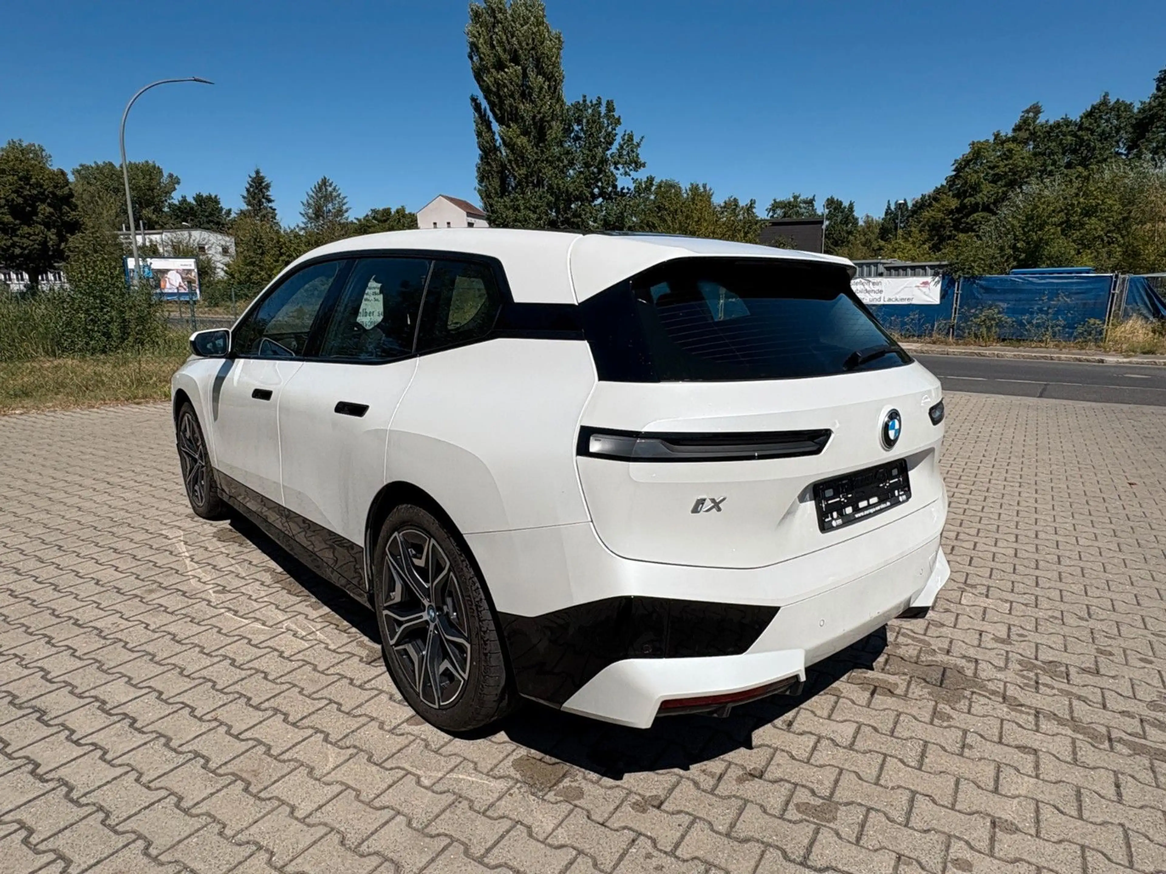BMW iX 50M-Sport Laser Navi WKP Pano AHK 22kw Sound — photo 7