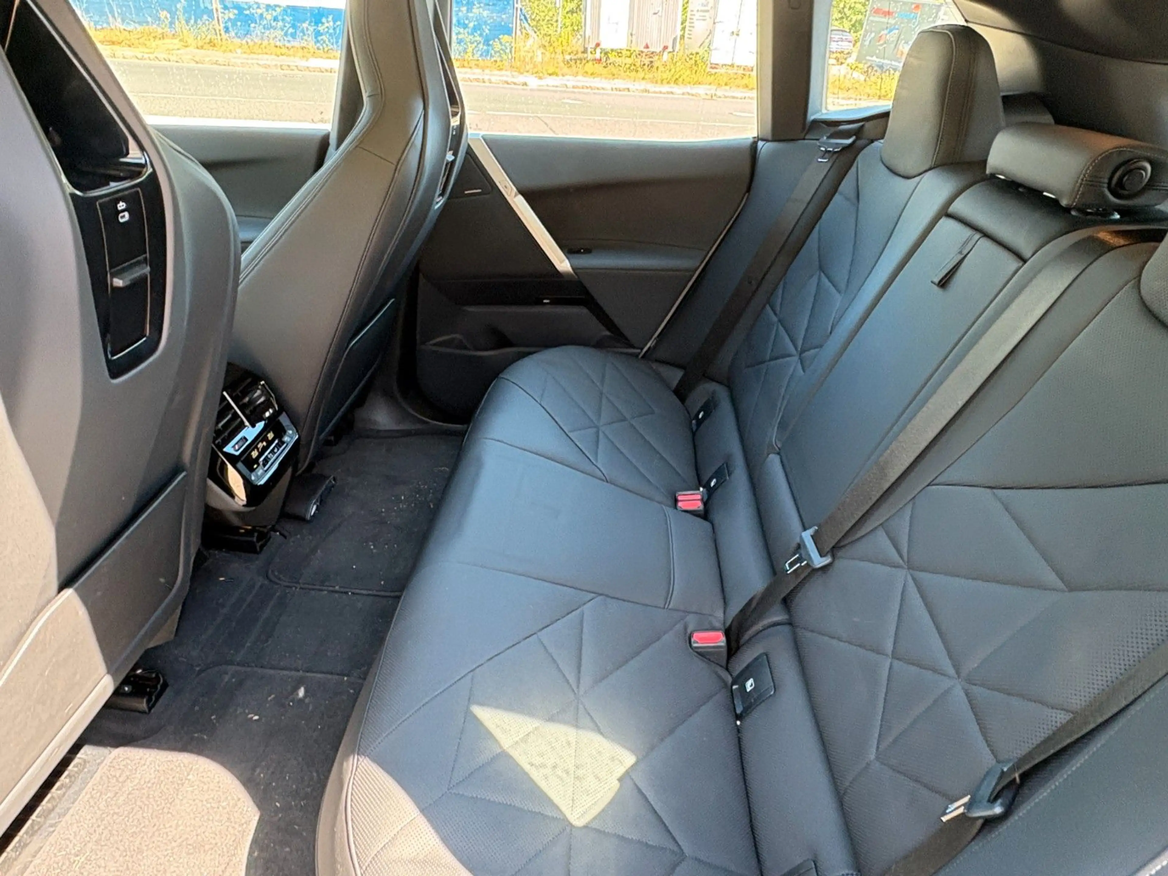 BMW iX 50M-Sport Laser Navi WKP Pano AHK 22kw Sound — photo 13