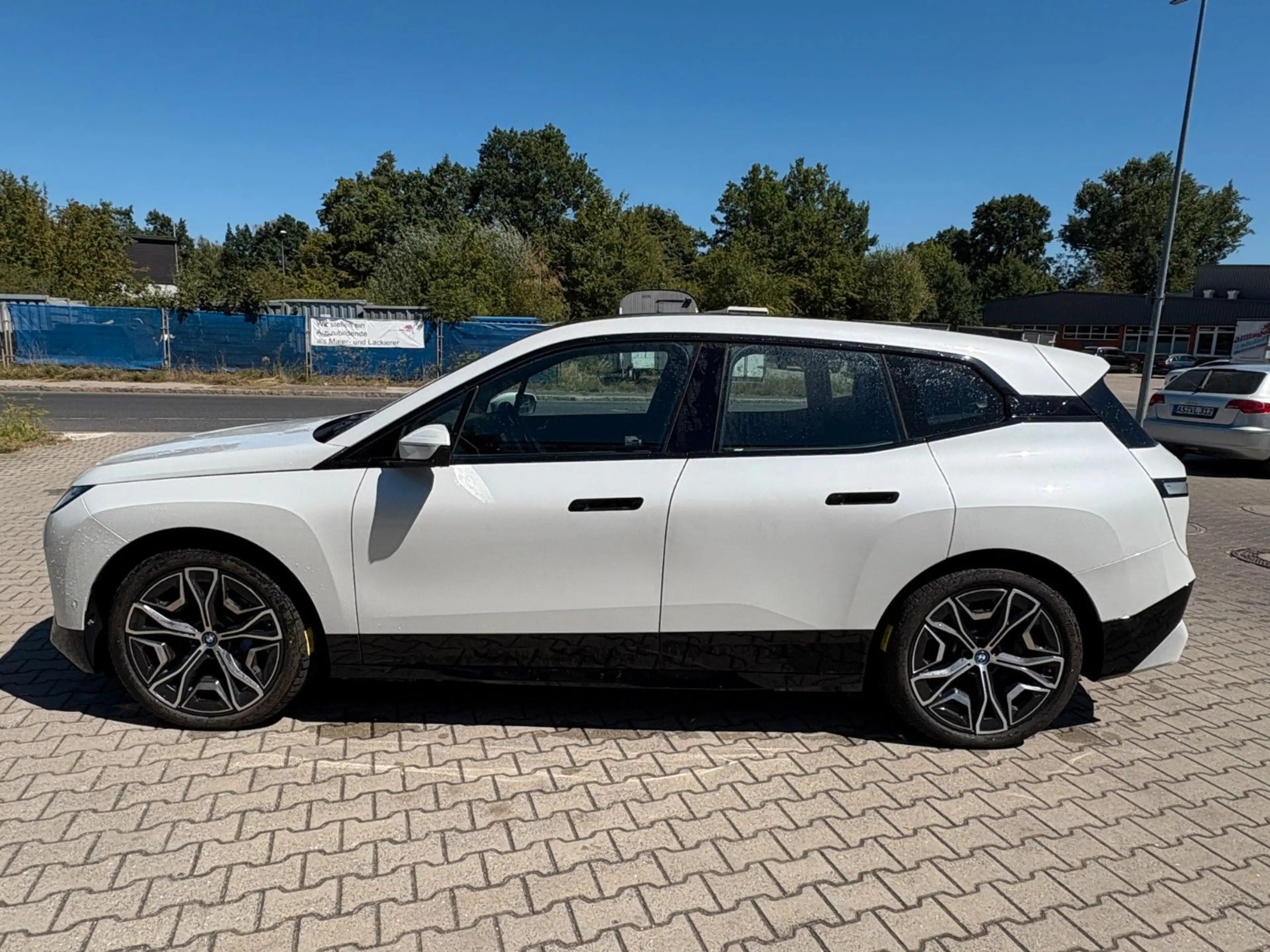 BMW iX 50M-Sport Laser Navi WKP Pano AHK 22kw Sound — photo 8