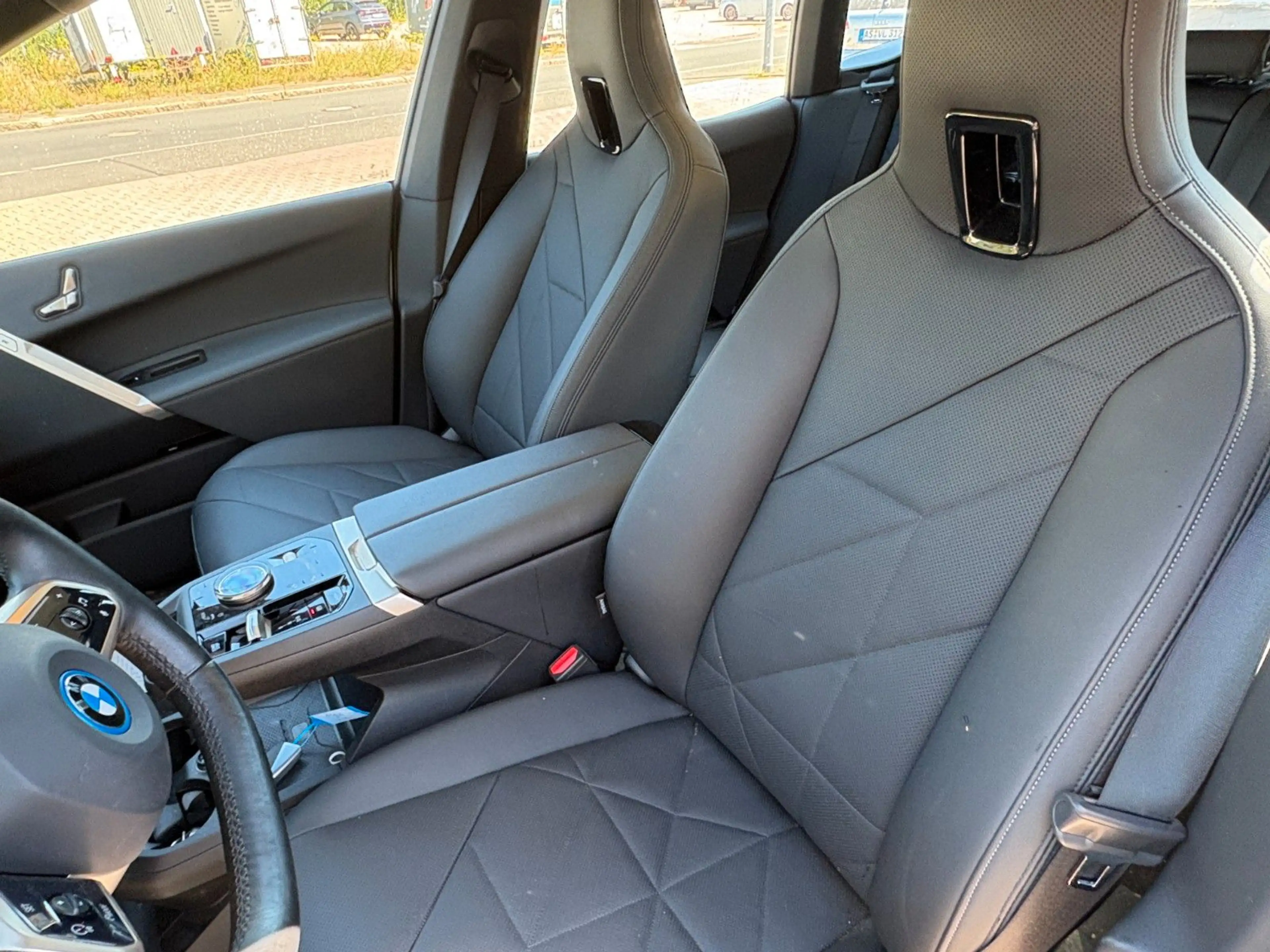 BMW iX 50M-Sport Laser Navi WKP Pano AHK 22kw Sound — photo 11