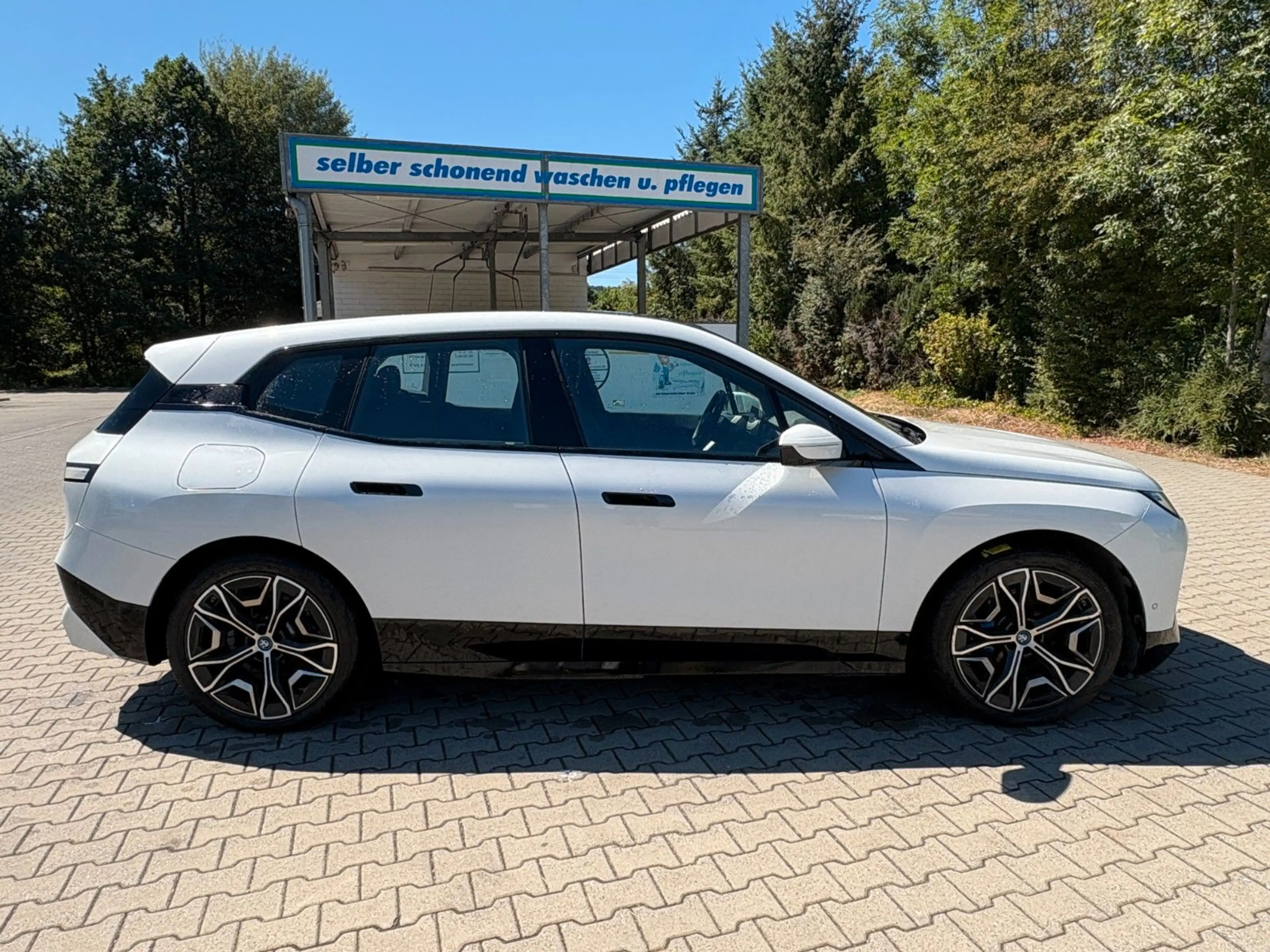BMW iX 50M-Sport Laser Navi WKP Pano AHK 22kw Sound — photo 4